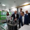 Bundeskanzler Olaf Scholz (vorne Mitte) durfte bei der Eröffnung der Fertigungsanlage von Quest One, bislang bekannt als H-Tec-Systems, selbst Hand an das Bauteil eines Elektrolyseur anlegen. Mit Elektrolyseuren wird aus grünem Strom Wasserstoff hergestellt.