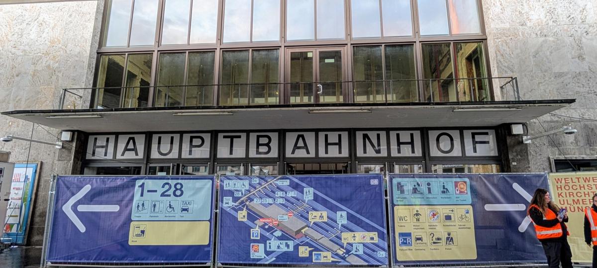 Am Hauptbahnhof Ulm ist jetzt die Empfangshalle gesperrt