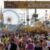 Wiesn-Besucher gehen beim Münchner Oktoberfest über das Gelände. 