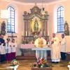 Bischof Bertram Meier und Stadtpfarrer Raffaele De Blasi feierten in der renovierten Kirche St. Vitus mit der Gemeinde den Gottesdienst.