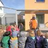 Bauingenieur Alfred Rauhut erklärt den Vorschulkindern aus dem Johannes Kindergarten mit seiner Winterkleidung, warum auch ein Haus gut isoliert sein muss, wenn man Energie sparen will.  