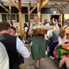 Johanna Krebs aus Altenbaindt bedient im Paulaner-Biergarten auf dem Oktoberfest in München. Bis zu zwölf Maß könnte sie auf einmal tragen.  