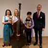 Präsidentin Birgit Winkler (links) und ihr Schweizer Club-Kollege Andres Keller gratulierten Veronika Lutz zum Rotary-Förderpreis. Mit der Preisträgerin freute sich ihre Lehrerin und Pianistin Mari Kato aus Salzburg.