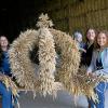 Die Langerringer Landfrauen haben die Erntekrone schon im vergangenen Jahr gebunden. Von links: Marion Vogt, Anja Zech, Eva Ringler mit Lukas und Silvia Maier.