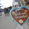 Lebkuchenherzen sind ein beliebtes Souvenir vom Oktoberfest – und nicht das einzige, was von der Wiesn für das Umland bleibt.