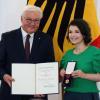 Natalya Nepomnyashcha aus Berlin wird von Bundespräsident Frank-Walter Steinmeier im Schloss Bellevue der Verdienstorden der Bundesrepublik Deutschland verliehen.