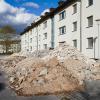 Vorsortierter Bauschutt liegt vor einem ehemaligen Wohnhaus - und könnte - nach entsprechenden Laborergebnissen eines Tages in Langenreichen bei Meitingen landen.