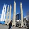 Eine Frau geht in einem Erholungsgebiet im Norden Teherans an den im Iran produzierten Raketen und Satellitenträgern vorbei, die in einer Dauerausstellung gezeigt werden. Am Dienstg hat der Iran mit einem Raketenangriff gegen Israel begonnen.