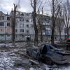 Ein Rettungsarbeiter räumt die Trümmer eines Wohnhauses weg, das durch eine Rakete zerstört wurde. An der Front nahe der umkämpften Stadt Pokrowsk sollen 16 ukrainische Kriegsgefangene getötet worden sein.