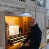 Organist Franz Eimansberger an der mächtigen Schingnitz-Orgel in der Pfarrkirche Türkheim.