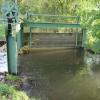 Das Wasser umspült das Absperrbauwerk. Dadurch wurden offenbar Teile eines Ackers geflutet.