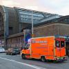 Ein Rettungswagen steht vor dem Hamburger Hauptbahnhof. Der Verdacht auf ein gefährliches Virus hat sich nicht bestätigt.