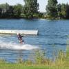 Spektakuläre Szenen sind immer wieder in der Thannhauser Wakeboard-Anlage zu sehen. Mutige können sich auch selbst aufs Wasser wagen.