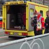 Einsatzkräfte mit Mundschutz begleiten zwei Menschen zum Rettungswagen der Feuerwehr vor dem Hauptbahnhof.