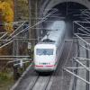 Ein ICE fährt auf der Schnellfahrstrecke Stuttgart - Mannheim nahe der Enztalbrücke aus einem Tunnel heraus.