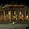 Nächtliche Visionen: John Cranko (Sam Riley) vor dem nächtlichen Stuttgarter Staatstheater mit Friedemann Vogel vom Stuttgarter Ballet