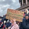 Viele Teilnehmer der Demonstration in Berlin, zu der das Bündnis "Nie wieder Krieg" aufgerufen hatte, hatten ihre eigenen Plakate mitgebracht.