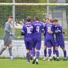 Die Neuburger bejubeln das vorentscheidende 2:0. An beiden Gegentreffern hatte Günzburgs Torwart Leonard Imminger großen Anteil.