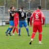 Holzheims Fabian Miller (9) feiert mit Johannes Schneider (links) dessen 1:0-Tor gegen TGL. 