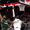 Bayern center Devin Booker delights the fans with a brachial dunk.