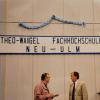 Damals noch etwas voreilig steht Theo Waigel 1998 unter dem Schild „Theo Waigel Fachhochschule Neu-Ulm“. 