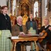 Volksmusikanten musizieren in der Aichacher Stadtpfarrkirche zu ehren Mariens. 