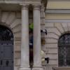 Bei der Performance „Bodys in Urban Spaces“ waren überall in Ingolstadt - hier am Alten Rathaus - viele verrenkte Menschen zu finden.