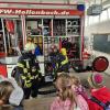 Der Besuch bei der Feuerwehr war nicht nur lehrreich, sondern auch eine Gelegenheit für die Kinder, Fragen zu stellen und mehr über die wichtige Arbeit der Feuerwehr zu erfahren. 