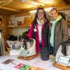 Gabi Brucklachner (links) und Heidi Stolz an ihrem Thermomix-Stand
auf der Dult in Augsburg.