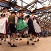 Für viele Jugendliche des Trachtenbezirks Mindelheim war's der erste Auftritt auf der „Oidn Wiesn“, sie schwebten buchstäblich im siebten Oktoberfesthimmel.