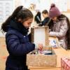 Wie hier in Rumänien freuen sich bedürftige Kinder in ganz Osteuropa über „Geschenke mit Herz“, die in Bayern nach einer Packliste liebevoll gepackt werden.