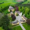 Still und abgelegen liegt das Schloss, umgeben von einem malerischen Wald, etwas außerhalb der Gemeinde Ziemetshausen. Zum Anwesen gehört auch ein öffentlich-zugänglicher forstbotanischer Park. 