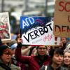 Tausende Menschen demonstrierten am Samstag friedlich gegen den AfD-Parteitag in Ulm.