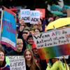 Viele Demonstranten hatten selbstgebastelte Plakate dabei, die sie in die Höhe hoben.