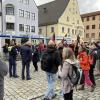 "Schämt euch, schämt euch", skandierten Demonstrationsteilnehmer auf dem Aichacher Stadtplatz, nachdem die Polizei einen Mann aus ihrer Mitte mitgenommen hatte. Dieser hatte ein Plakat präsentiert, dessen Entfernung die Polizei forderte.