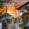 Eine Scheune in Eisenberg im Allgäu brennt lichterloh. Die Feuerwehr kämpft gegen das Übergreifen der Flammen auf ein Wohnhaus.