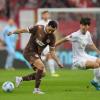 St. Paulis Manolis Saliakas (l) konnte in der ersten Halbzeit auch nichts gegen Mainz ausrichten.