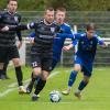 Deisenhofens Björn Jost (vorne rechts in Blau) brachte seine Mannschaft gegen den TSV in Führung. Nördlingens Torjäger Alexander Schröter (mit der Nummer 22) wurde zum Unglücksraben, ein Handspiel von ihm verursachte einen Elfmeter. Hinten links Felix Käser. 