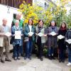 Alwin Lichtensteiger (rechts), Vorsitzender des Kreisverbands für Gartenbau und Landespflege, und Markus Orf (4. von links), Kreisfachberater am Landratsamt Unterallgäu, verliehen die Naturgartenplakette an folgenden Gartenbesitzerinnen und -besitzer (von links): Baronin Ulrike von Vequel-Westernach, Markus Hartmann, Karla Sauter, Barbara Mesenburg, Birgit Holzmann, Margit Spaun, Tanja Hofmann und Petra Walser. Es fehlt die SoLaWi aus Bad Grönenbach-Kornhofen.