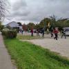 Trommelnd und "Freiheit für B." skandierend zogen die Teilnehmer der Demo zur  Schleuse der JVA an der Theodor-Heuss-Straße.