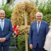 Bauernpräsident Joachim Rukwied (l-r), Bundespräsident Frank-Walter Steinmeier und die Vizepräsidentin des Deutschen LandFrauenverbands, Ursula Braunewell, stehen neben der Erntekrone in Kelkheim.