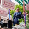 Bundespräsident Frank-Walter Steinmeier informiert sich beim Erntedenkfest an einem Stand der Landfrauen.