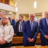 Bundespräsident Frank-Walter Steinmeier (m) und Bauernpräsident Joachim Rukwied im ökumenischen Erntedankgottesdienst in Kelhkeim.