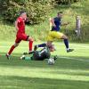 Tobias Meitinger vom SV Ehingen/Orlfingen (rechts) versetzt hier Konrad Reicherzer und Keeper Kim Weiß von der SG Wemding/Wolferstadt beim 3:1.