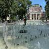 Idylle im Trubel: Vor dem Nationaltheater Ivan Vasov plätschert ein Springbrunnen.