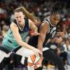 Sabrina Ionescu (links) steht mit den New York Liberty erneut in den Finals der WNBA.