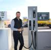 Die Tankstelle der Alois Killisperger Spedition & Mineralölvertrieb GmbH wurde modernisiert und mit dem neuen klimafreundlichen HVO100-Kraftstoff ausgerüstet. Außerdem können alle Kunden kontaktlos mit den gängigen Kreditkarten und Flottenkarten bezahlen.