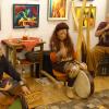 Carola Winter (Mitte) mit Gesang und der Indianertrommel, Anna-Lena Horner mit der Zungenschale „handpan“ und Armin Eckl mit dem Didgeridoo und Holzblasflöten.