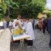 Im Vordergrund die Apfelsaftaktion der Ministranten aus der Pfarreiengemeinschaft Zegos, rechts im Hintergrund werden Brote für die „Aktion Minibrot“ gegen eine Spende angeboten.