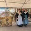 Leonhard Knauer mit Johanna Knauer (links) und Magdalena Winter vor der Ausstellung mit Getreidesonne.